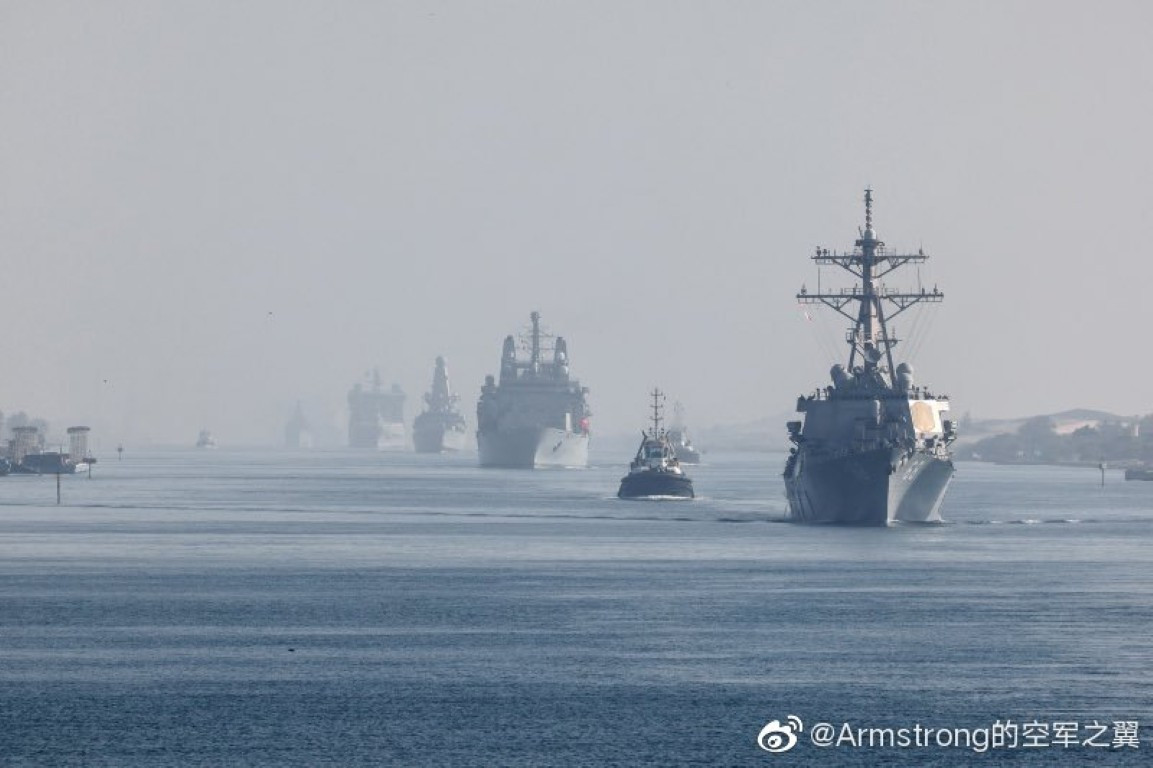 Trong hình, có thể dễ dàng nhận thấy tàu USS The Sullivans lớp Arleigh Burke của Mỹ dẫn đầu đội hình tàu hộ tống, theo sau là một tàu kéo của Ai Cập, tiếp đến là tàu hậu cần RFA Fort Victoria, sau đó là một khu trục hạm Type 45 của Anh, kế đến là tàu hỗ trợ RFA Tidespring, cuối cùng là khinh hạm Type 23 của Anh.