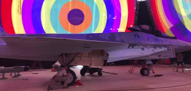 Thiết kế của chiến đấu cơ về cơ bản giống với hình ảnh mô phỏng 3D trước đó, với một động cơ, cửa hút gió đặt dưới mũi phi cơ, kèm theo đó là phần nắp khoang lái có kiểu mở rất độc đáo.