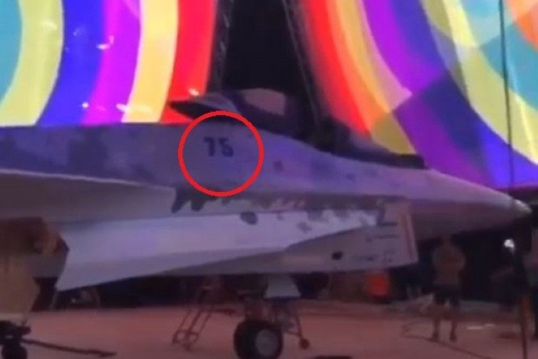 Tờ Avia của Nga vừa đăng tải một bài viết đặt nghi vấn, cho rằng chiếc tiêm kích mới lộ diện của nước này, nhiều khả năng sẽ mang tên Su-75 chứ không phải Su-59 như nhiều đồn đoán trước đó.