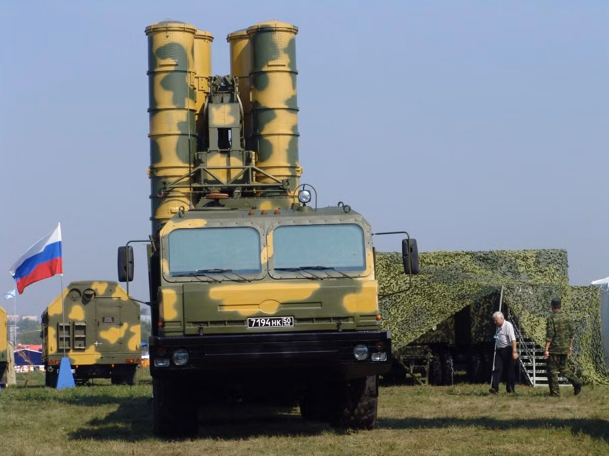 "Đối với xe tăng Armata, hiện nay triển vọng xuất khẩu cũng đang bị nghi ngờ, vì việc bắt đầu sản xuất hàng loạt đã bị trì hoãn trong vài năm, nhân tiện, điều này cũng được quan sát thấy với tiêm kích tàng hình Su-57”, trang Reporter lưu ý.