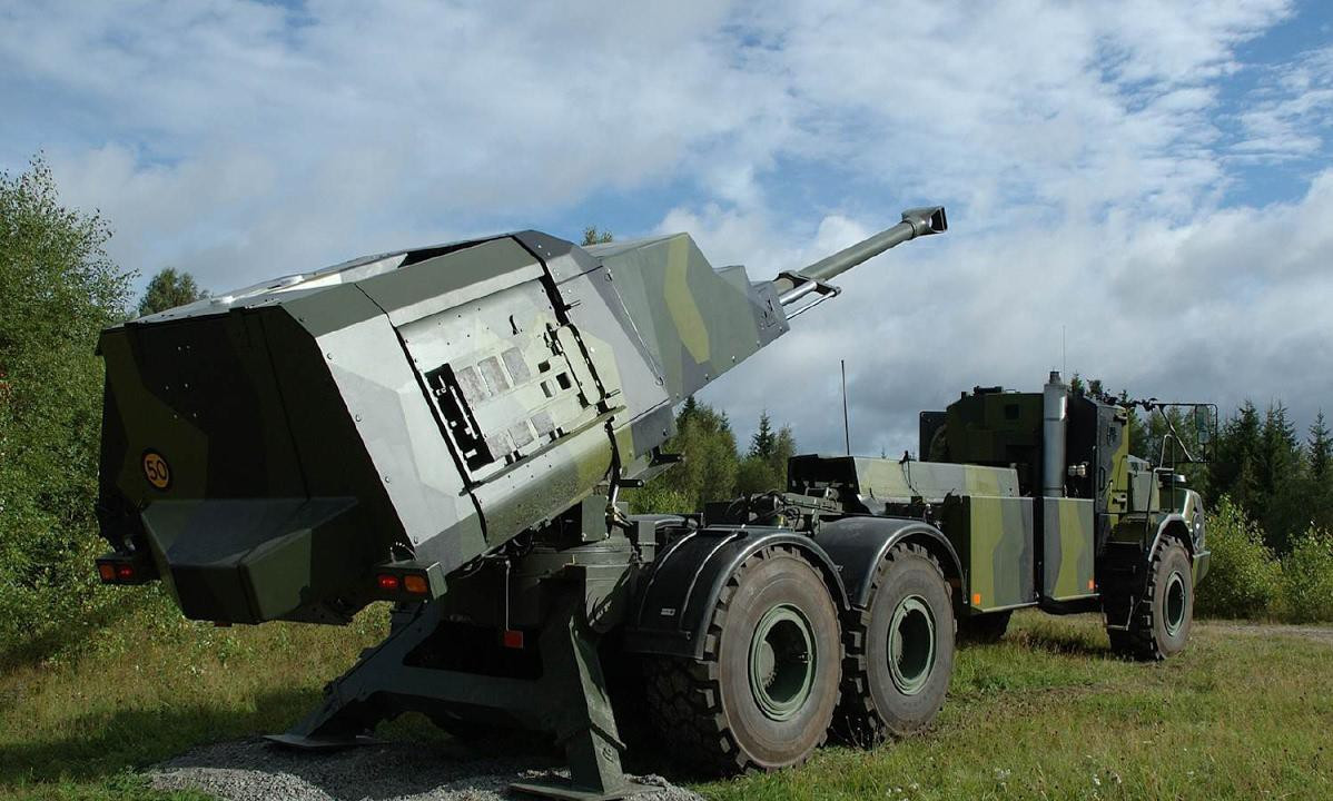 Khẩu pháo sử dụng khung gầm xe tải địa hình 6x6 Volvo Construction Equipment A30D sửa đổi, với cabin và động cơ được bọc giáp, chống được đạn 7,62mm, mảnh pháo và mìn có trọng lượng 6 kg.