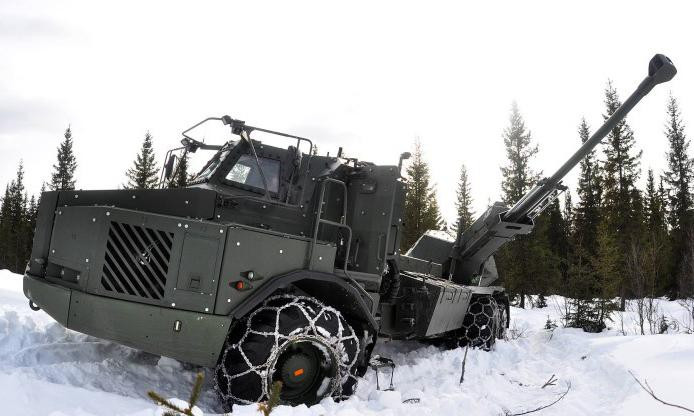 Khi di chuyển trên những đoạn đường xấu như tuyết hay bùn lầy, pháo Archer sẽ cần đến các thiết bị hỗ trợ vì nó vốn không được thiết kế để thực hiện việc di chuyển vượt địa hình. Thời gian triển khai từ trạng thái hành quân sang trạng thái sẵn sàng chiến đấu của Archer chỉ tốn khoảng 30 giây.