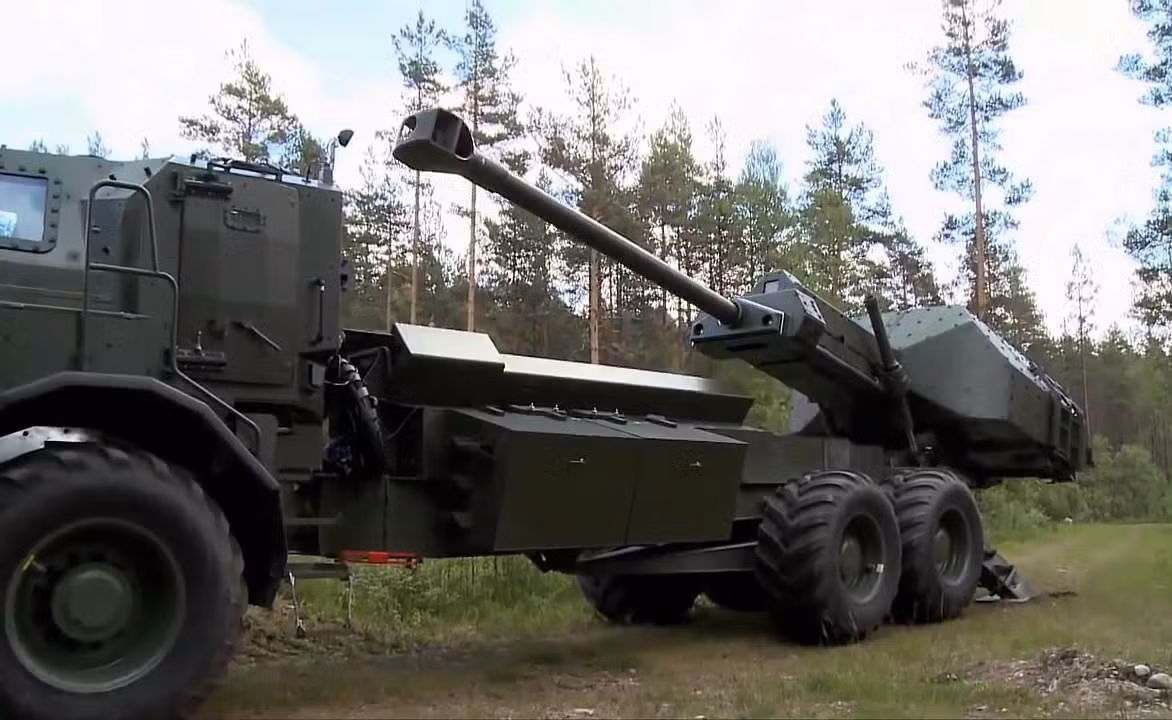 Pháo tự hành Archer có trọng lượng 30 tấn, sử dụng hệ thống kéo như một chiếc xe tải hạng nặng.