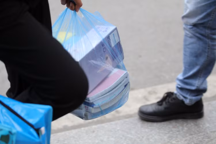 Nhiều bạn mang theo cả sách, vở, tài liệu về quê.