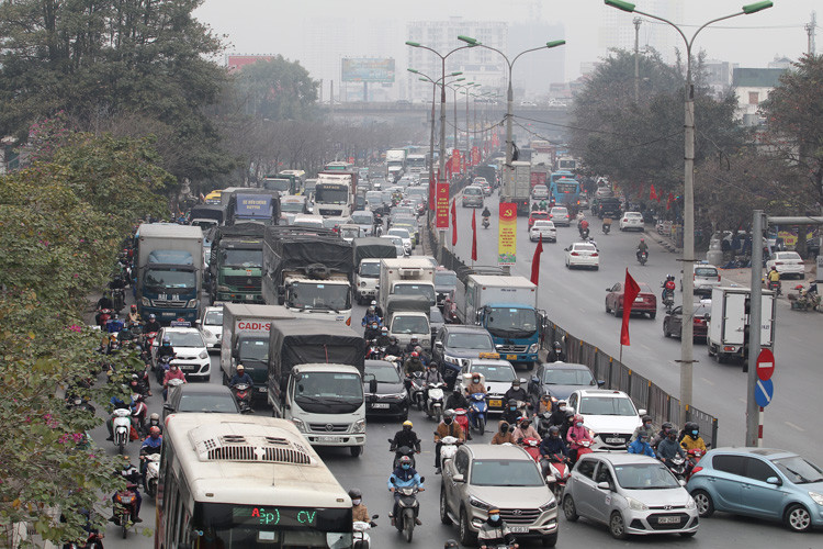 Các phương tiện nối đuôi nhau trên đường Giải Phóng.