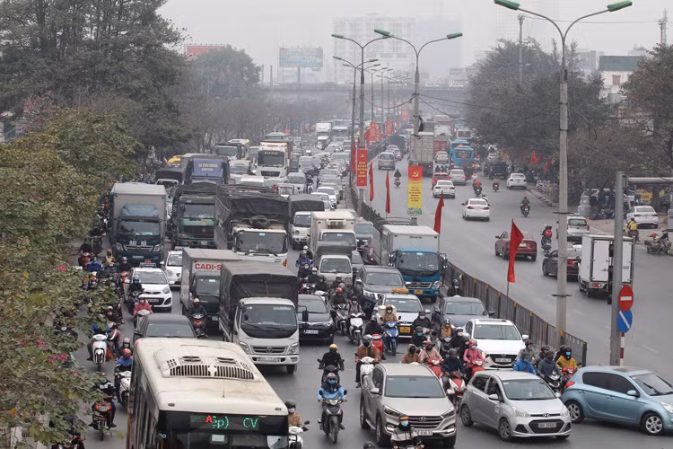 Các phương tiện nối đuôi nhau trên đường Giải Phóng.