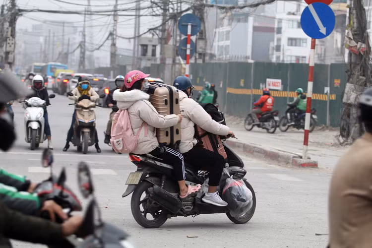 Lỉnh kỉnh đồ đạc về quê.