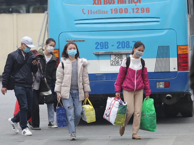 Tại bến xe Giáp Bát, nhiều bạn trẻ mang theo nhiều balo và vali về quê để chuẩn bị cho tình huống một đợt nghỉ kéo dài có thể xảy ra.