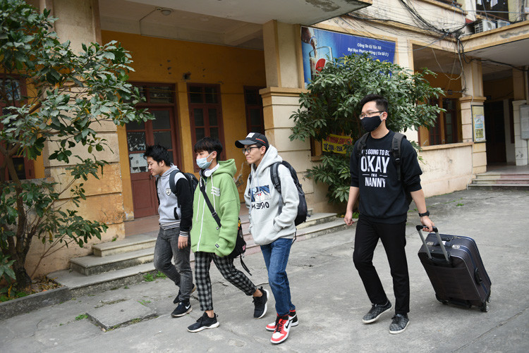 Sinh viên Nguyễn Văn Hải (Khoa Kiến trúc Công trình, trường Đại học Phương Đông) chia sẻ: “Những năm trước tôi thường ở lại đến sát Tết để đi làm thêm kiếm tiền nhưng năm nay dịch bùng phát nên phải về quê sớm".