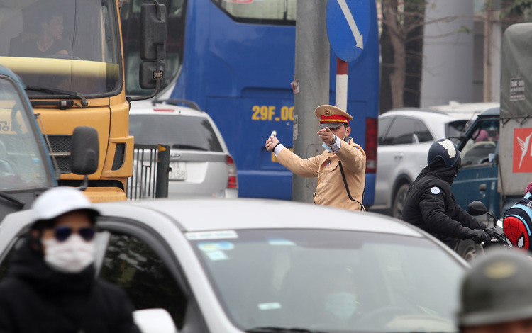 Lực lượng cảnh sát giao thông vất vả phân luồng tránh ùn tắc.