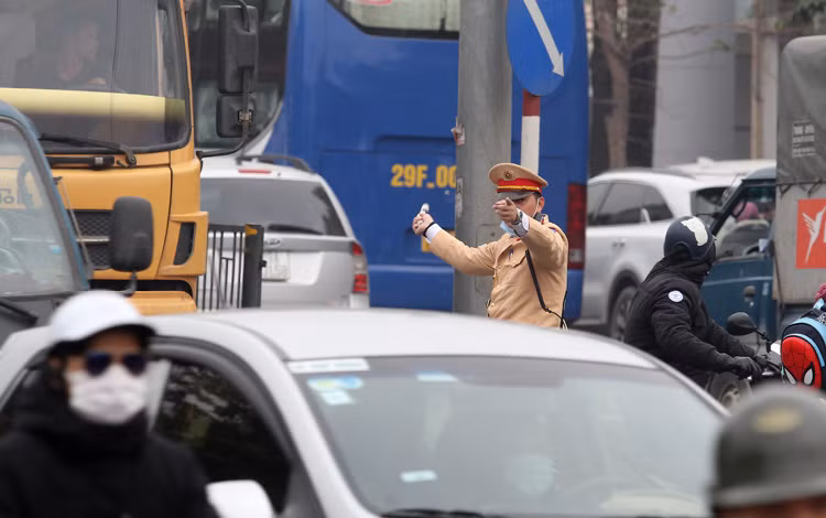 Lực lượng cảnh sát giao thông vất vả phân luồng tránh ùn tắc.