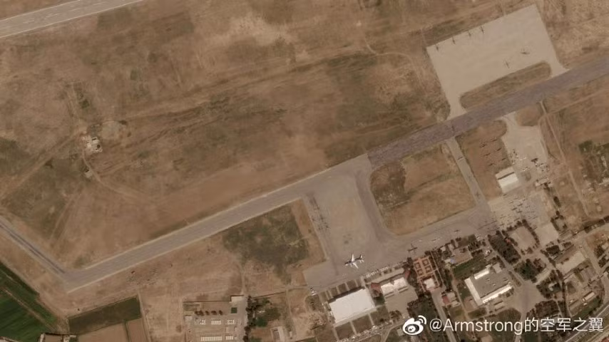 Nhiều nguồn thạo tin xác nhận, các máy bay này đều thuộc Không quân Afghanistan, được sử dụng làm phương tiện đào tẩu khỏi đất nước, để trốn tránh Taliban.