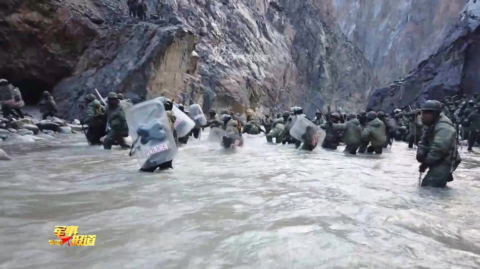 Trong phóng sự của mình, đài CCTV đặc biệt nhấn mạnh tới người anh hùng Kỳ Phát Bảo - người được cho là đã đóng vai trò quan trọng trong việc chỉ huy binh lính Trung Quốc vào thời điểm cam go này.