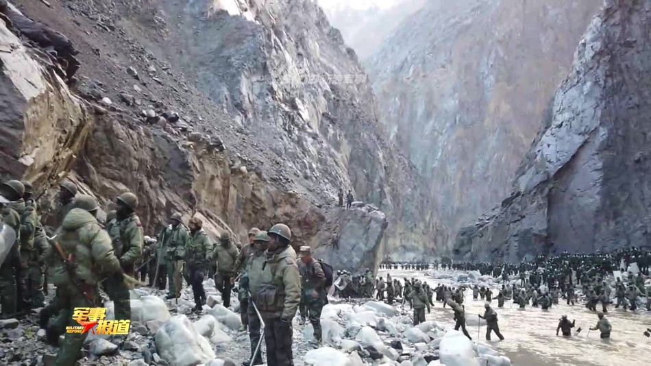 Khu vực giao tranh giữa Trung Quốc và Ấn Độ nằm giữa một hẻm núi đá rất lởm chởm, gần như không có hướng tiếp cận nào khác ngoài việc đi bộ dọc con sông cạn nước vào mùa khô.