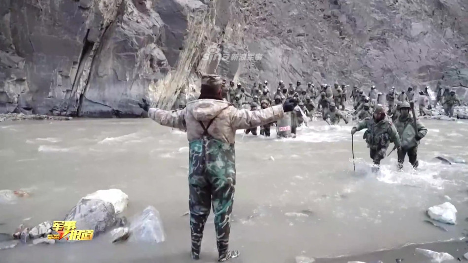 Những hình ảnh của đài CCTV cho thấy, ban đầu lính Trung Quốc không cầm theo gậy gộc, trên người cũng không có trang bị, thiết bị bảo hộ nào ngoài bộ đồ lội nước.