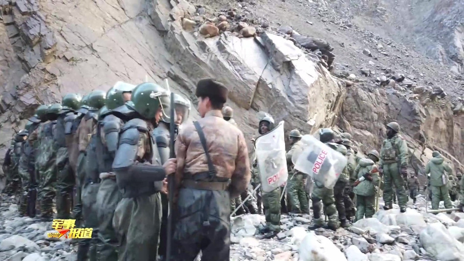 Lính Trung Quốc với đầy đủ "đồ nghề" sẵn sàng đối đầu với lực lượng có quân số áp đảo hoàn toàn.