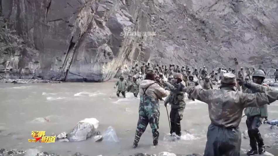 Trong khi đó, lính Ấn Độ ngay từ khi xuất hiện đã có trang bị gậy gộc, mũ sắt.