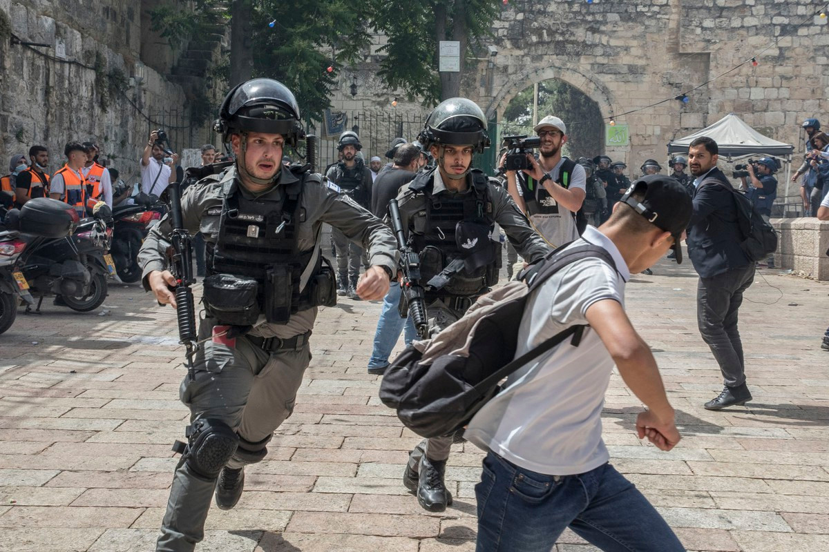 Cảnh sát Israel với trang bị bảo hộ tận răng, truy đuổi và trấn áp người Palestine đang tụ tập biểu tình ở Nhà thời Hồi giáo Al-Aqsa.