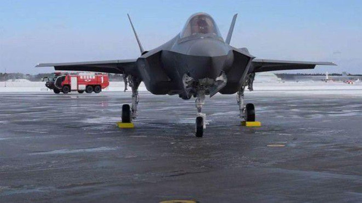F-35 được phát triển từ máy bay X-35 theo dự án máy bay tiêm kích tấn công kết hợp(JSF), đây là loại máy bay tiêm kích một chỗ ngồi, có khả năng tàng hình, đa năng, có thể thực hiện các nhiệm vụ như: yểm trợ trên không, ném bom chiến thuật, và chiến đấu không đối không.
