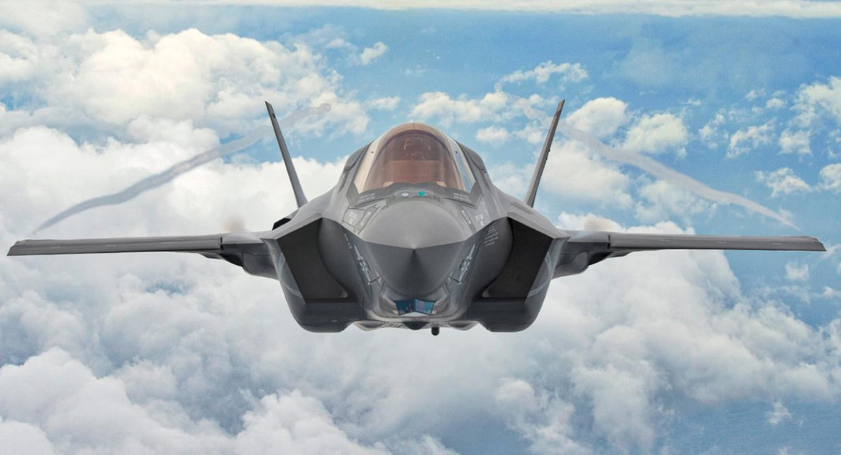 Về thông số kỹ thuật, máy bay F-35 có chiều dài 15,67m; sải cánh 10,7m; chiều cao 4,33m; diện tích bề mặt cánh 42,7m2; trọng lượng không tải 13.200kg; trọng lượng có tải 22.470m2; trọng lượng cất cánh lớn nhất 31.800kg.