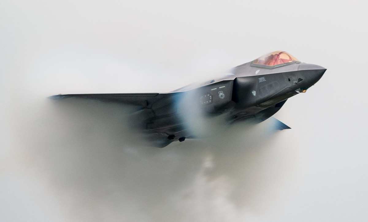 Ngoài ra, nó còn sở hữu hệ thống chiến tranh điện tử tối tân, giúp giành lợi thế trước các đối thủ.