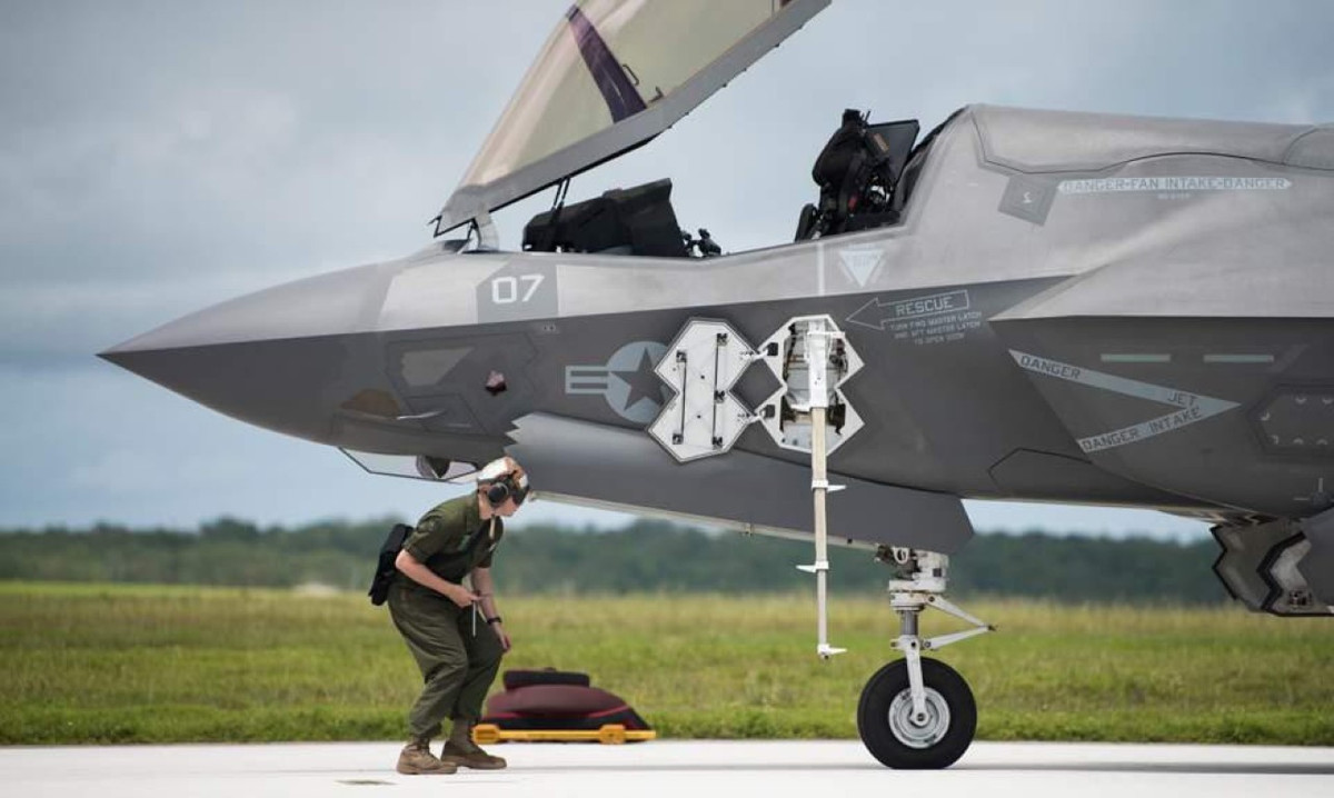 Máy bay có thể mang theo tối đa 3,5 tấn vũ khí ở chế độ tàng hình, còn ở chế độ "quái thú" F-35 có thể mang tới 10 tấn vũ khí bao gồm tên lửa đối không, đối đất, đối hạm tới các loại bom.