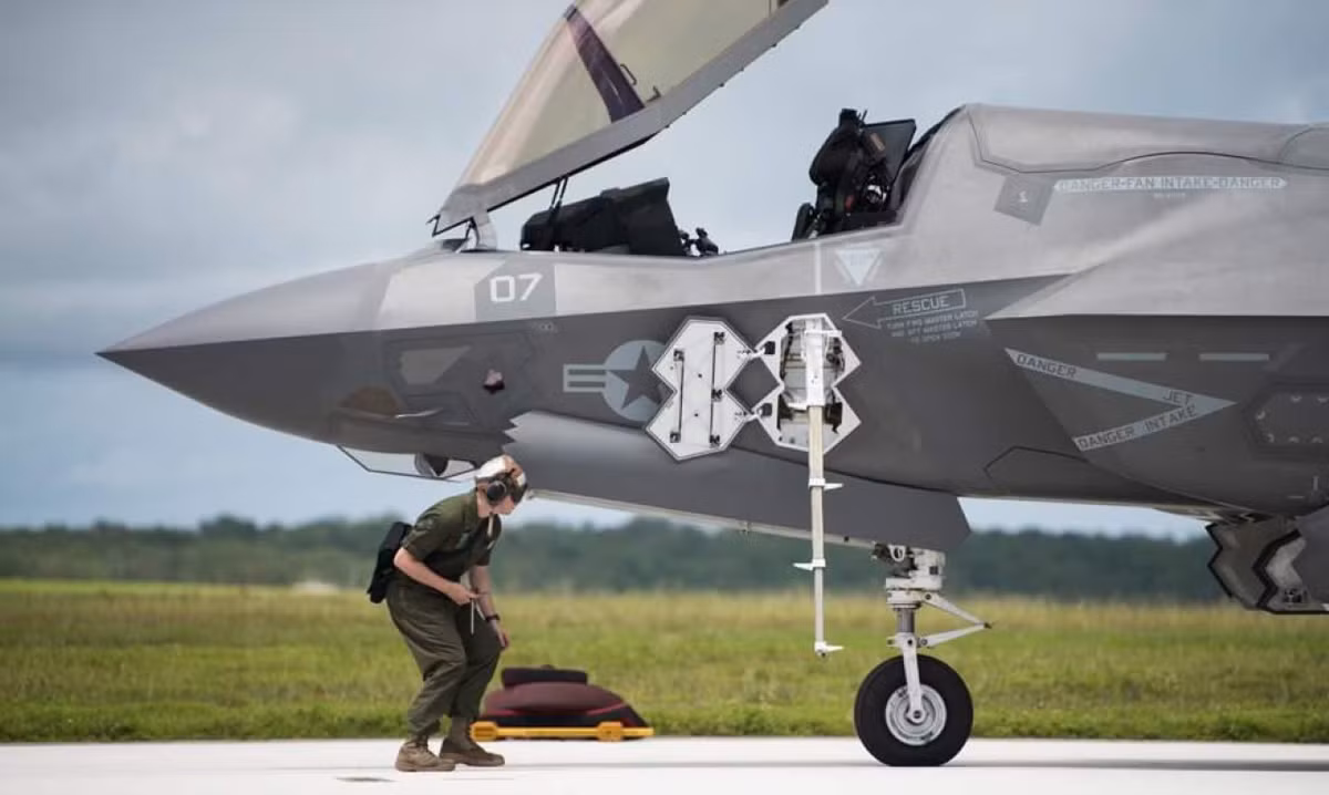 Máy bay có thể mang theo tối đa 3,5 tấn vũ khí ở chế độ tàng hình, còn ở chế độ "quái thú" F-35 có thể mang tới 10 tấn vũ khí bao gồm tên lửa đối không, đối đất, đối hạm tới các loại bom.