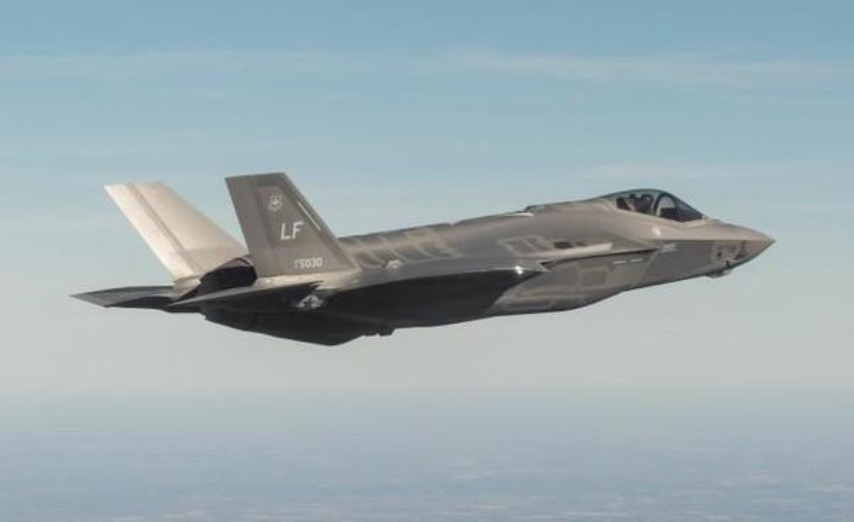 Về trang bị vũ khí, máy bay tiêm kích F-35 sở hữu 1 pháo GAU-12/U 25mm gắn trong thân F-35A với 180 quả đạn hoặc gắn bên ngoài cánh như trên phiên bản F-35B và F-35C với 220 quả đạn.