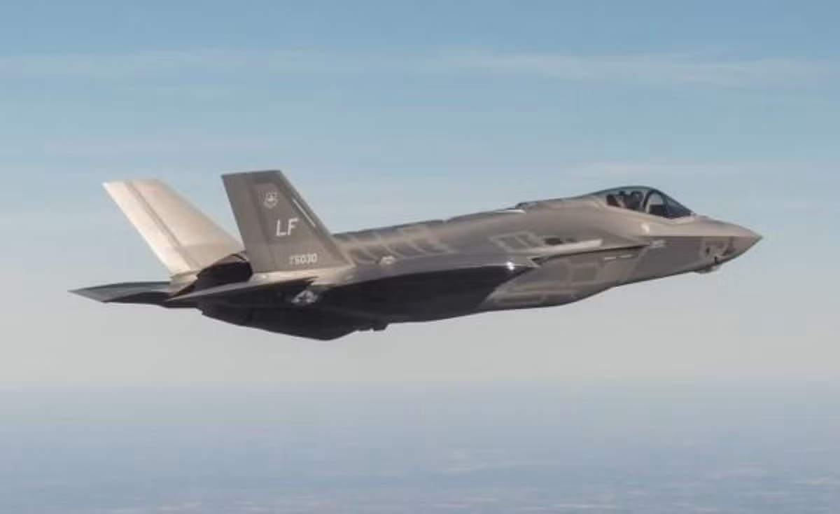 Về trang bị vũ khí, máy bay tiêm kích F-35 sở hữu 1 pháo GAU-12/U 25mm gắn trong thân F-35A với 180 quả đạn hoặc gắn bên ngoài cánh như trên phiên bản F-35B và F-35C với 220 quả đạn.