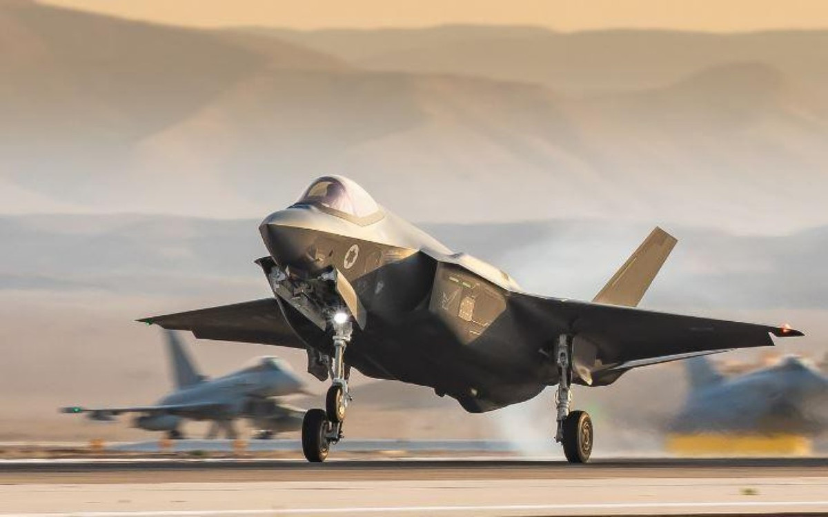 Chính quyền Biden hồi cuối tháng 1 đình chỉ hàng loạt thương vụ mua bán vũ khí được khởi xướng dưới thời cựu tổng thống Donald Trump, trong đó có hợp đồng hơn 23 tỷ USD với UAE để rà soát và thể hiện cam kết "minh bạch và quản trị tốt".