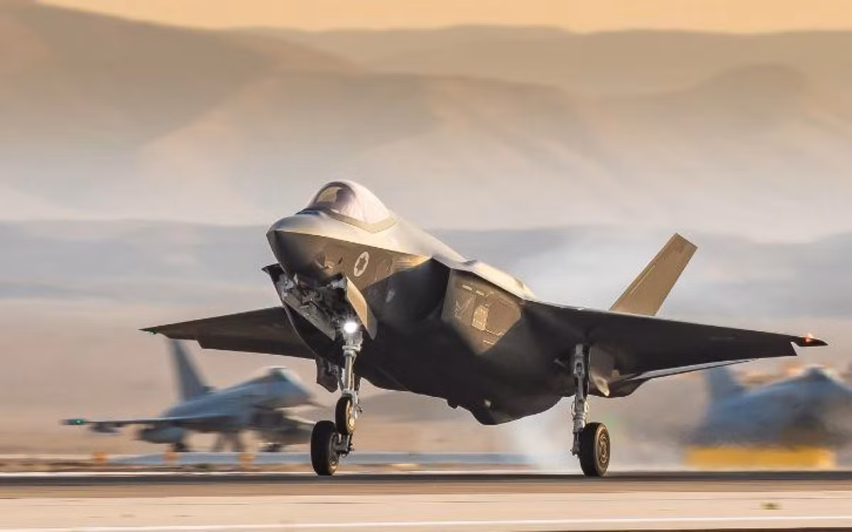 Chính quyền Biden hồi cuối tháng 1 đình chỉ hàng loạt thương vụ mua bán vũ khí được khởi xướng dưới thời cựu tổng thống Donald Trump, trong đó có hợp đồng hơn 23 tỷ USD với UAE để rà soát và thể hiện cam kết "minh bạch và quản trị tốt".