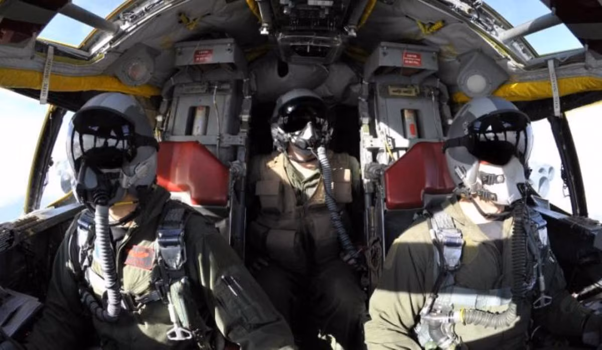 Ngay nay những chiếc B-52 phiên bản H đã được nâng cấp hệ thống điện tử với các thiết bị gây nhiễu mạnh, ngoài ra nó còn đội máy bay hỗ tống uy lực bao gồm cả những chiến đấu cơ tàng hình, việc tiêm kích đối phương len lỏi vào giữa đội hình để tấn công là rất khó.