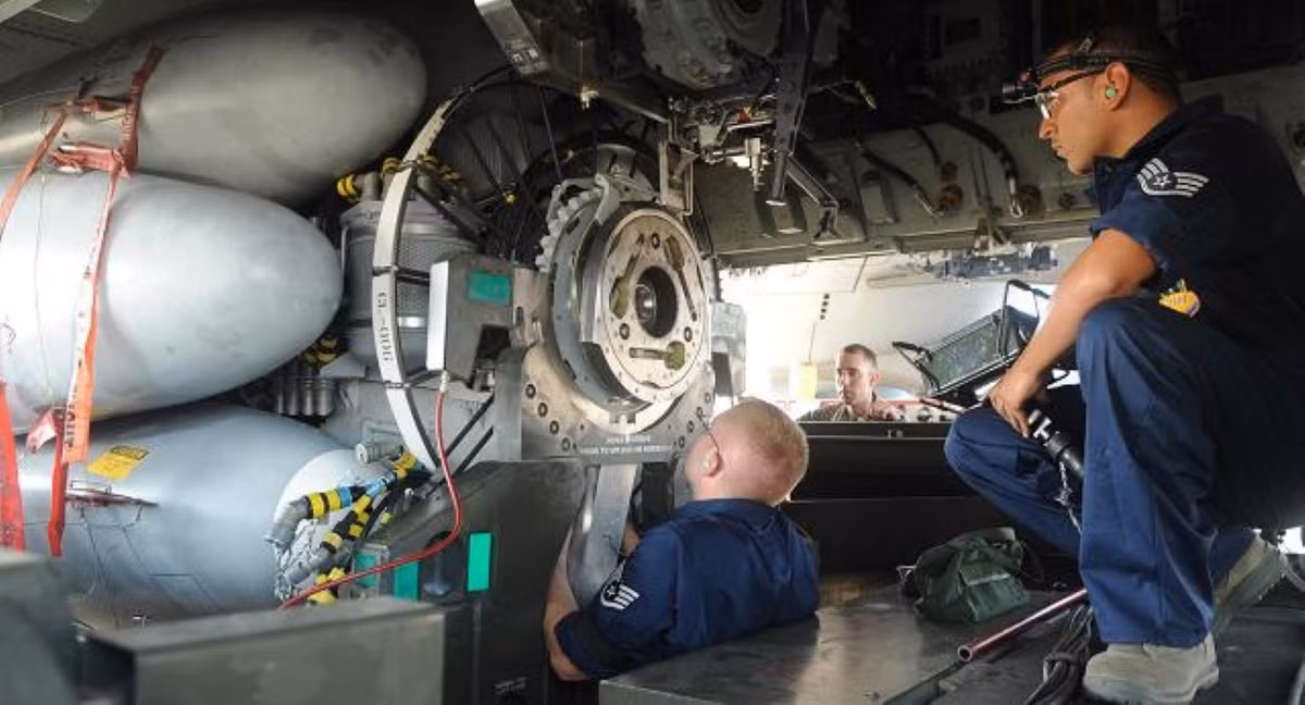 Ngoài ra các thiết bị dẫn đường chính xác giúp cho B-52H có thể công kích mục tiêu với sức hủy diệt lớn.