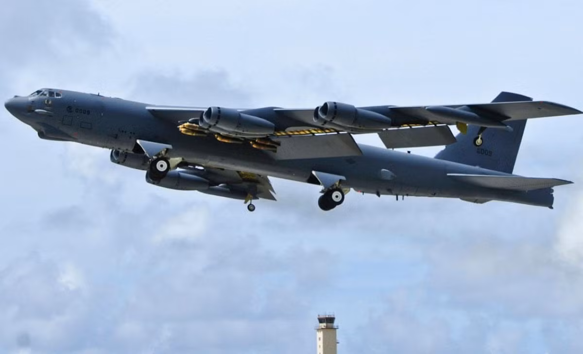 B-52H, Oanh tạc cơ hạng nặng và nổi tiếng nhất của Mỹ thường mang theo bom tấn công trực diện kết hợp (JDAM) trên các giá treo. Với quá trình nâng cấp mới, máy bay sẽ chở theo được hàng loạt tên lửa và bom đời mới. Đáng chú ý, số bom và tên lửa này có thể được cất giấu trong thân máy bay.