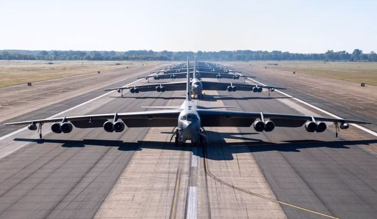 Thậm chí xét về hiệu năng và tính kinh tế, lão tướng B-52 còn trên cơ cả máy bay ném bom tàng hình B-2 Spirit và B-1B Lancer.