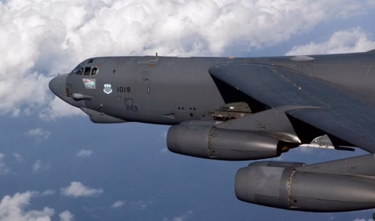 Ngoài khối lượng bom khủng khiếp, B-52 còn được cải tiến nâng cấp để mang những tên lửa hành trình tầm xa tấn công ngoài tầm với của phòng không đối phương. Cận cảnh hệ thống xoay chứa các tên lửa hành trình tầm siêu xa bên trong bụng chiếc B-52H.