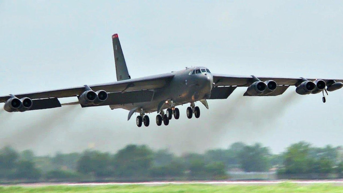 Mỗi chiếc B-52H có thể mang tới 13 tên lửa hành trình tầm xa, những loại tên lửa này được phóng từ khoảng cách hàng ngàn cây số, vượt xa tầm với của các hệ thống phòng không.