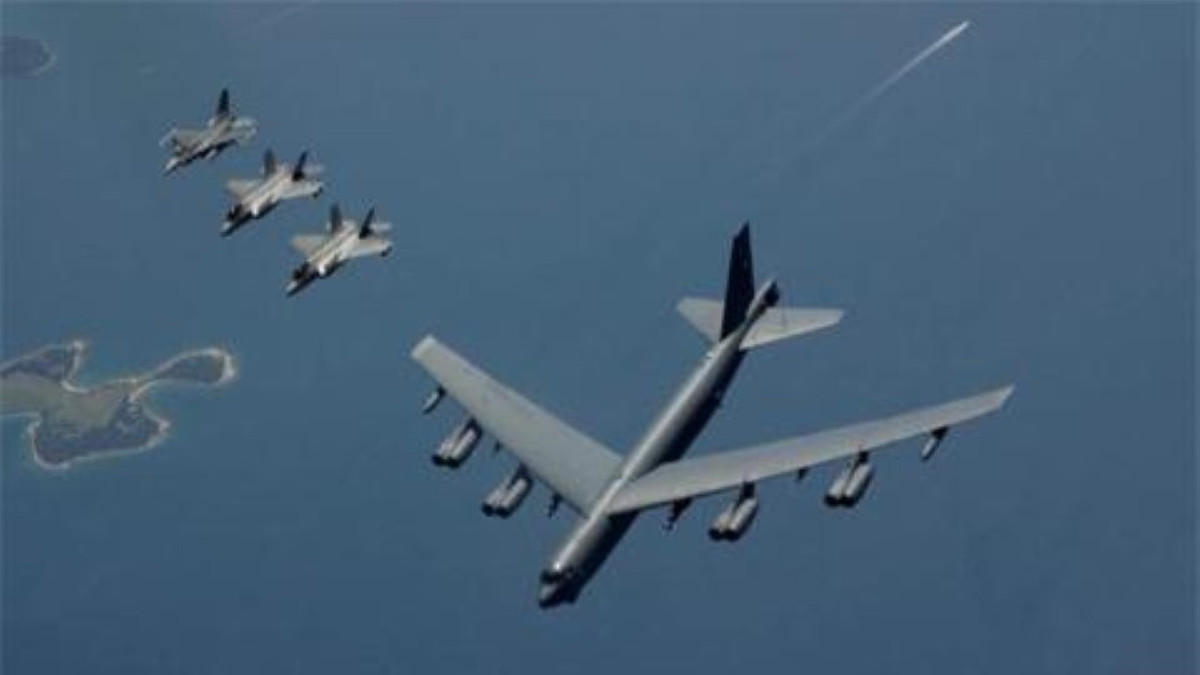 Trong chiến tranh Việt Nam, các phiên bản của máy bay B-52 thường phải đối chọi với hệ thống phòng không mà không có biện pháp bảo vệ hiệu quả. Là một máy bay ném bom to lớn, tốc độ bay chậm nên B-52 dễ dàng trở thành mồi ngon của các hệ thống tên lửa đánh chặn này.