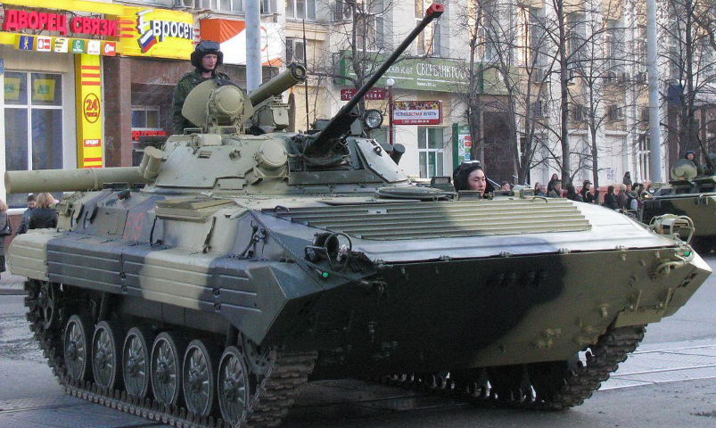 BMP-2 còn được trang bị súng máy PKT đồng trục 7,62 mm cùng hộp tiếp đạn 2.000 viên.