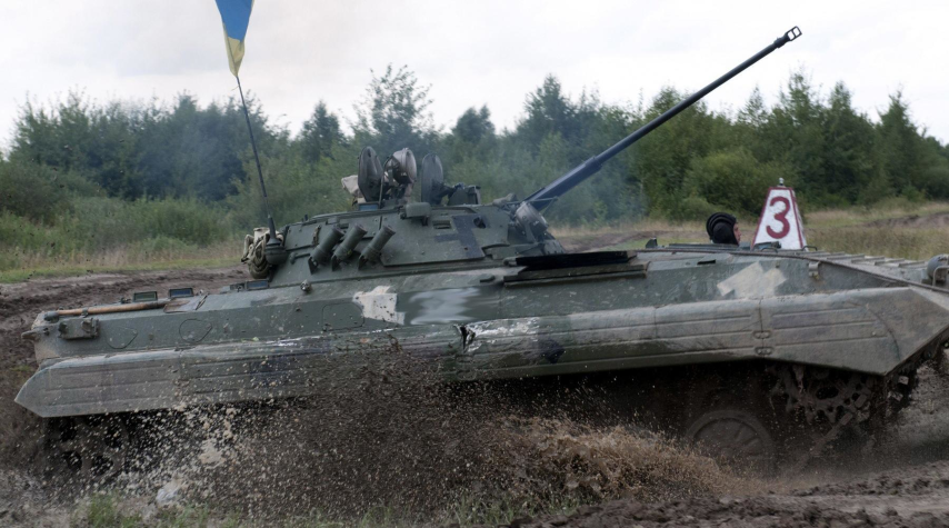 BMP-2 có trọng lượng 14,3 tấn, dài 6,72m, rộng 3,15m, cao 2,45m với kíp lái 3 người (chở thêm được 7 lính cùng vũ khí).