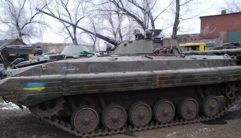 So với BMP-1, BMP-2 được cải tiến mạnh mẽ về khả năng bảo vệ trước hỏa lực của đối phương. BMP-2 có tháp xe rộng hơn so với BMP-1. Xa trưởng sẽ ngồi trong tháp xe cùng với pháo thủ.