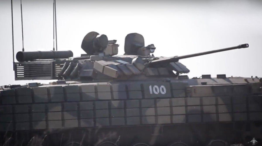 Nhiều nguồn tin chỉ ra rằng ngoài việc thu từ quân chính phủ, BMP-2 của quân ly khai còn được chính Nga cung cấp.