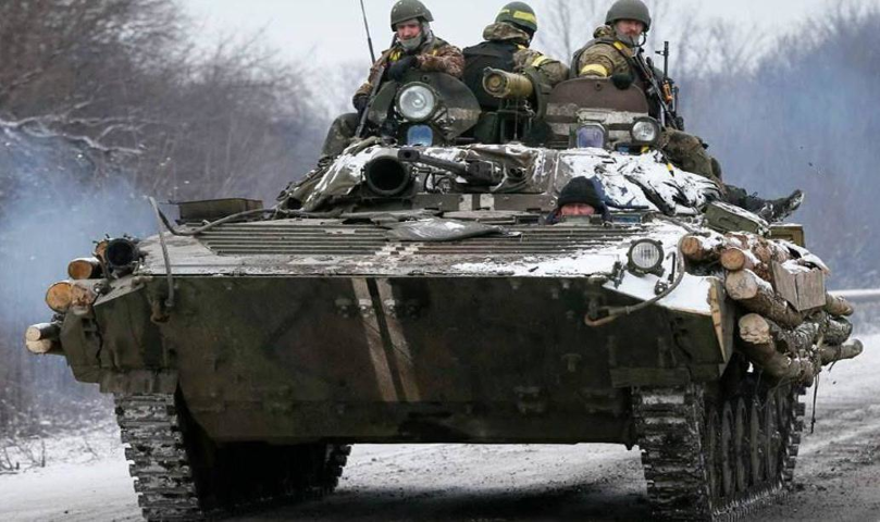 Bên cạnh đó, xe BMP-2 có thể được trang bị cả RPG-7 với cơ số đạn là 5 quả. Số lỗ châu mai mỗi bên xe giảm xuống còn 2.