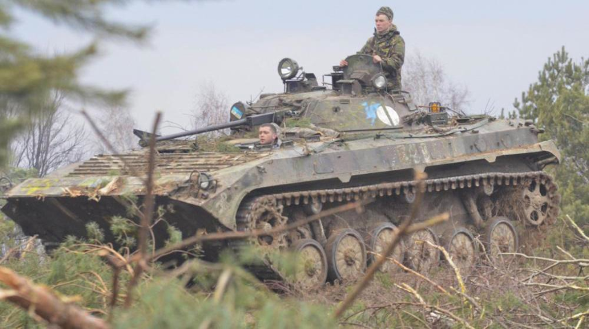 Xe trang bị động cơ diesel 300 mã lực cho tốc độ tối đa trên đường bằng 65km/h, 7km/h trên mặt nước.