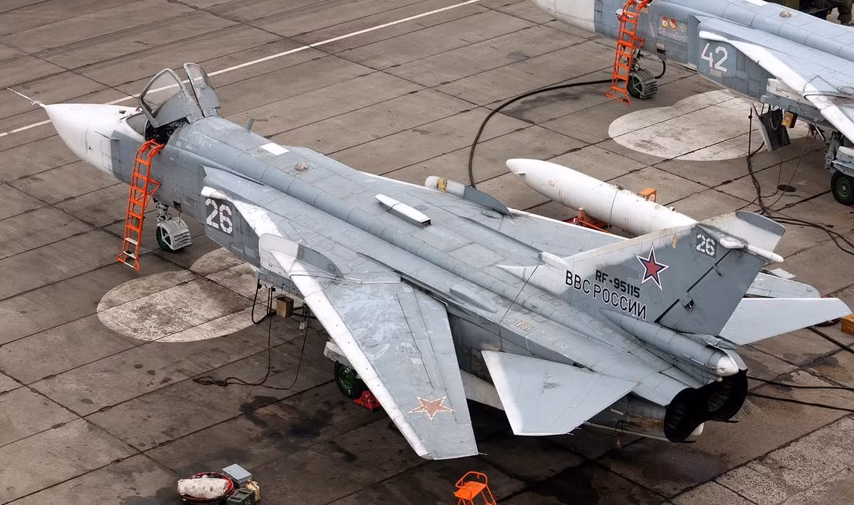 Nga còn tuyên bố rằng máy bay cường kích Su-24M thậm chí đã thả 4 quả bom có sức công phá lớn trên đường đi của tàu chiến Anh. Tuy nhiên hiện Anh bác bỏ điều này "do các chiến đấu cơ Nga không được trang bị vũ khí".
