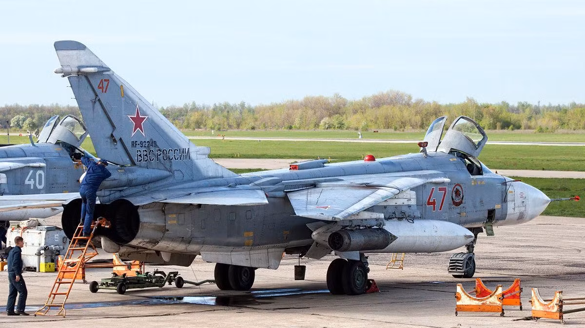 50 năm trước, Sukhoi Su-24 được Liên Xô thiết kế để đối trọng với máy bay F-111 của Mỹ. Qua nhiều thập kỷ được sản xuất và sử dụng, mẫu máy bay này đã và đang đóng vai trò quan trọng trong không quân Liên Xô và Nga.