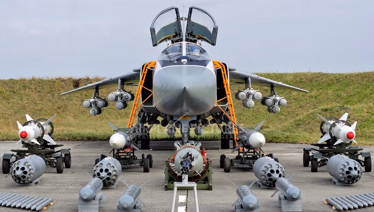 Su-24M có thể tự tin bay lên thẳng đứng, bổ nhào, rẽ ngoặt, tạo ra một vòng lặp nghiêng... đột phá hệ thống phòng không, tiêu diệt các mục tiêu của đối phương.