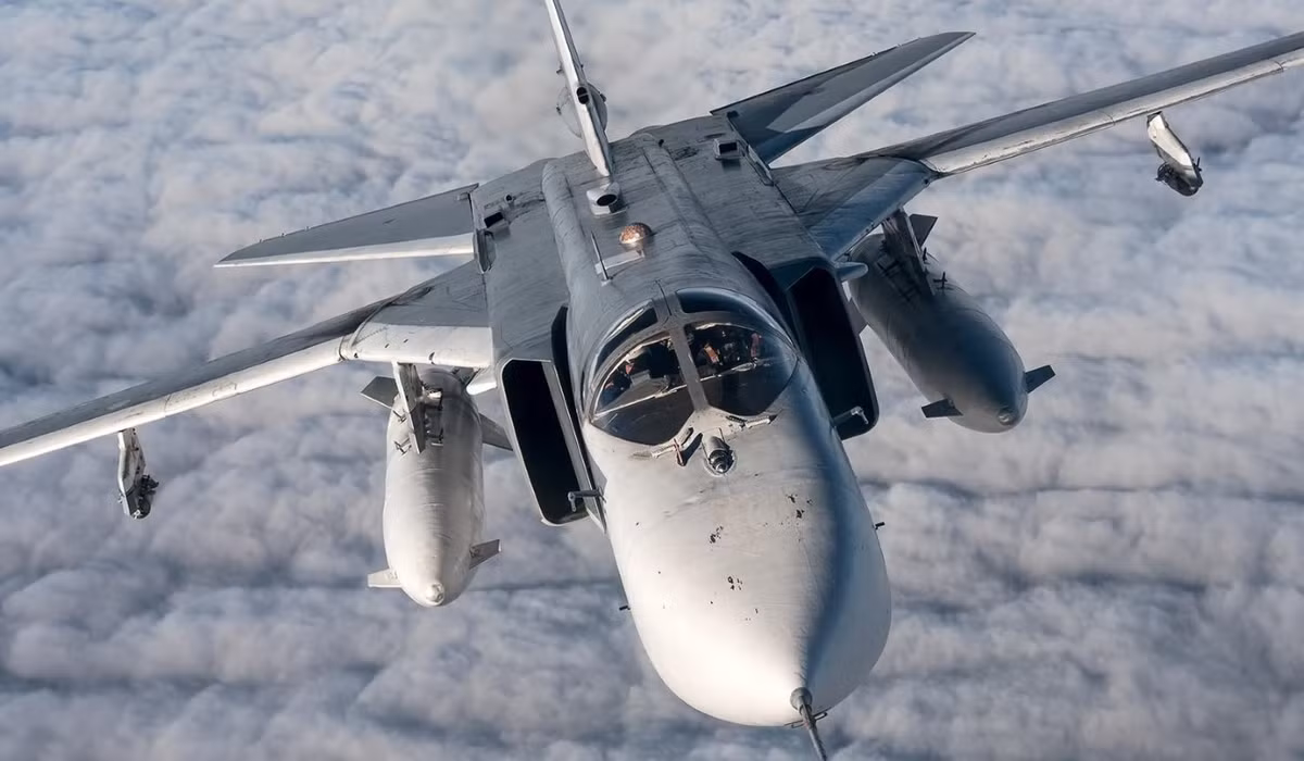 Với khả năng mang 8.000kg vũ khí bao gồm: Pháo bắn nhanh GSH-6-23M cỡ nòng 23 mm với 500 viên đạn, các loại tên lửa và bom biến Su-24M trở nỗi kinh hoàng cho các mục tiêu mặt đất.