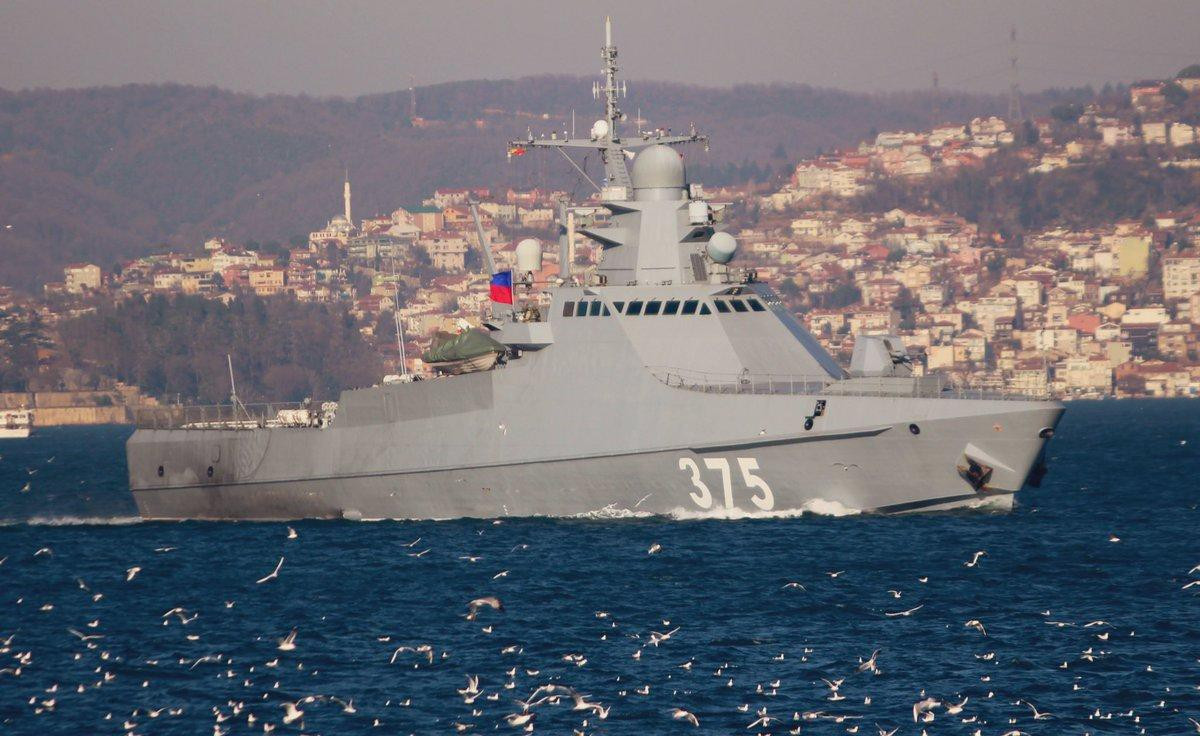 “Nhóm tàu di chuyển từ Biển Đen sang Địa Trung Hải, nơi nó sẽ thực hiện nhiệm vụ thường trực của hải quân Nga”, văn phòng báo chí của hạm đội biển Đen cho hay, đồng thời tiết lộ, con tàu sẽ tăng cường cho nhóm tác chiến hải quân đang hoạt động ngoài Địa Trung Hải.