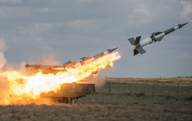 "Tôi nhìn về Belgrade ở phía bên phải và thấy một quả tên lửa khổng lồ đang lao lên, giống như vụ phóng tên lửa Saturn V đưa người lên Mặt Trăng. Tôi biết đồng đội mình đang ở gần đó. Sau đó tôi lại thấy một quả đạn nữa. Quầng sáng lớn có thể phát hiện từ rất xa, bạn có thể thấy nhiều chi tiết như cột khói trước khi một quả cầu lửa khổng lồ lao thẳng về phía mình", ông Hainline nói.